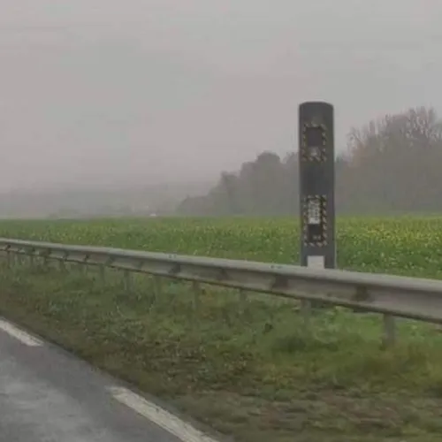 Il colle des autocollants "hors service" sur des radars